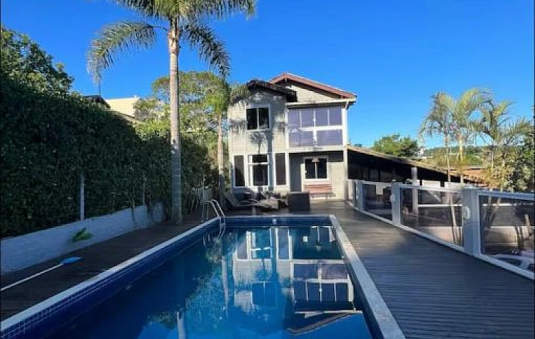 Casa de alto padr�o com piscina temporada na Praia do Rosa