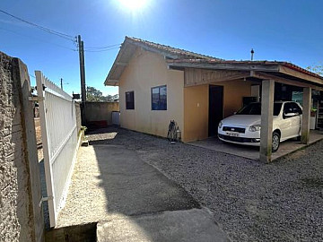 Casa com amplo terreno � venda em Imbituba | R$ 250 mil